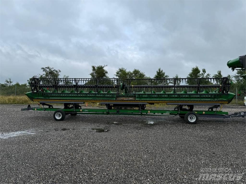 John Deere 740D Combine harvester heads