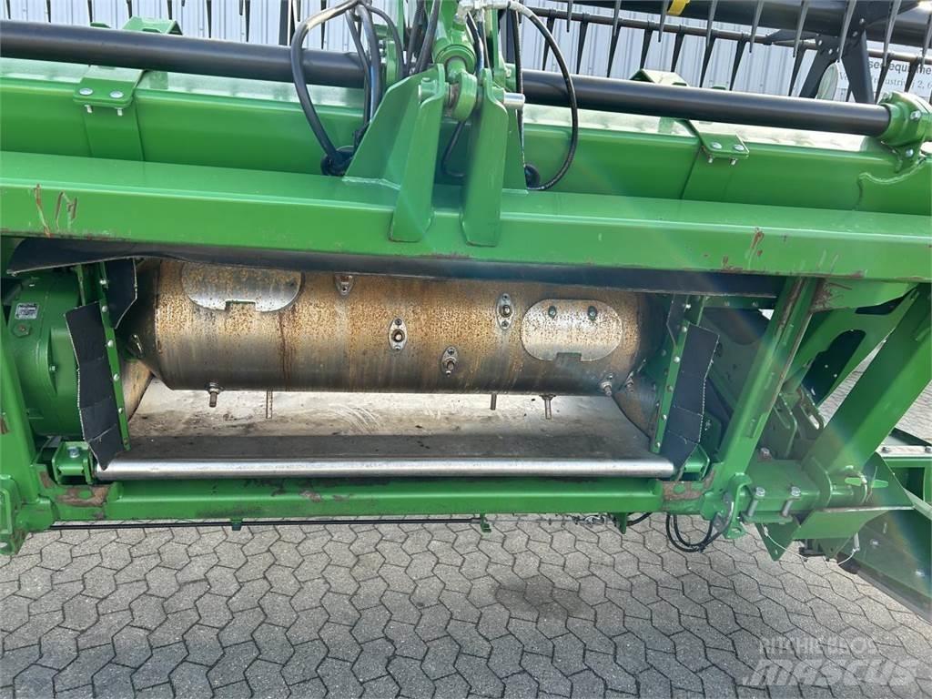 John Deere 740D Combine harvester heads