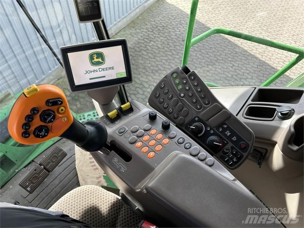 John Deere S690 Combine harvesters