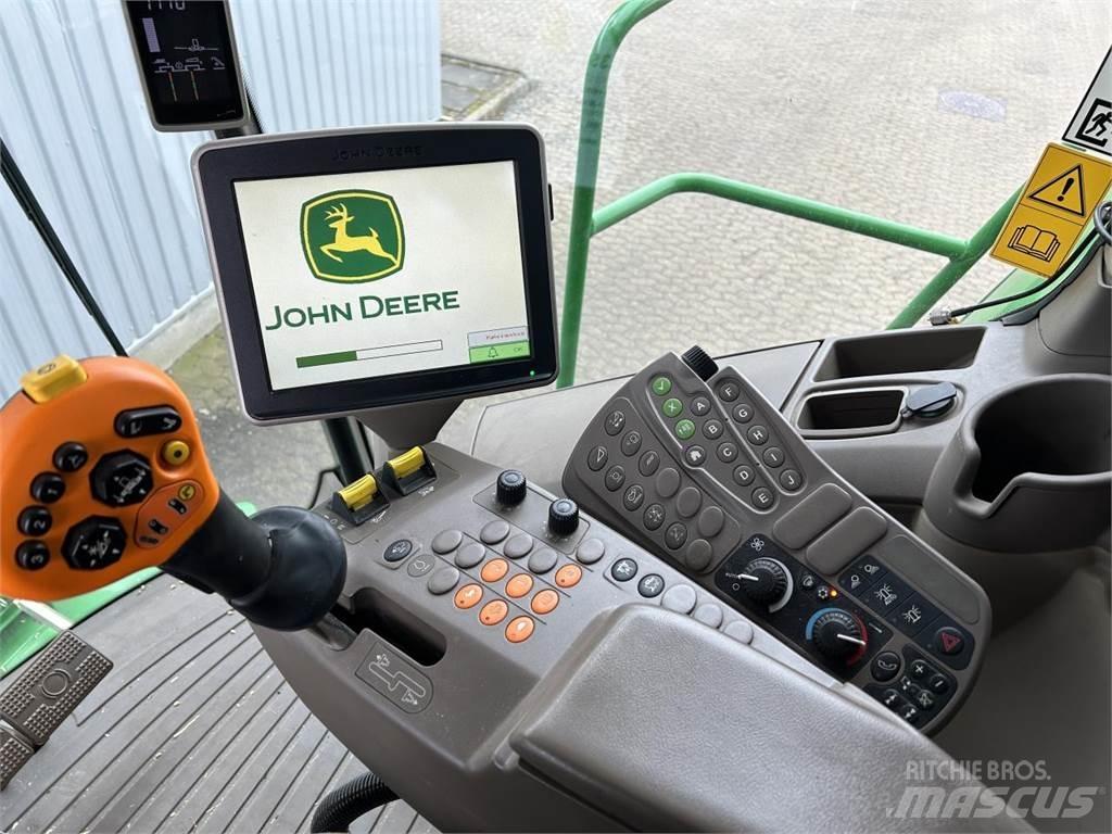 John Deere S690 Combine harvesters