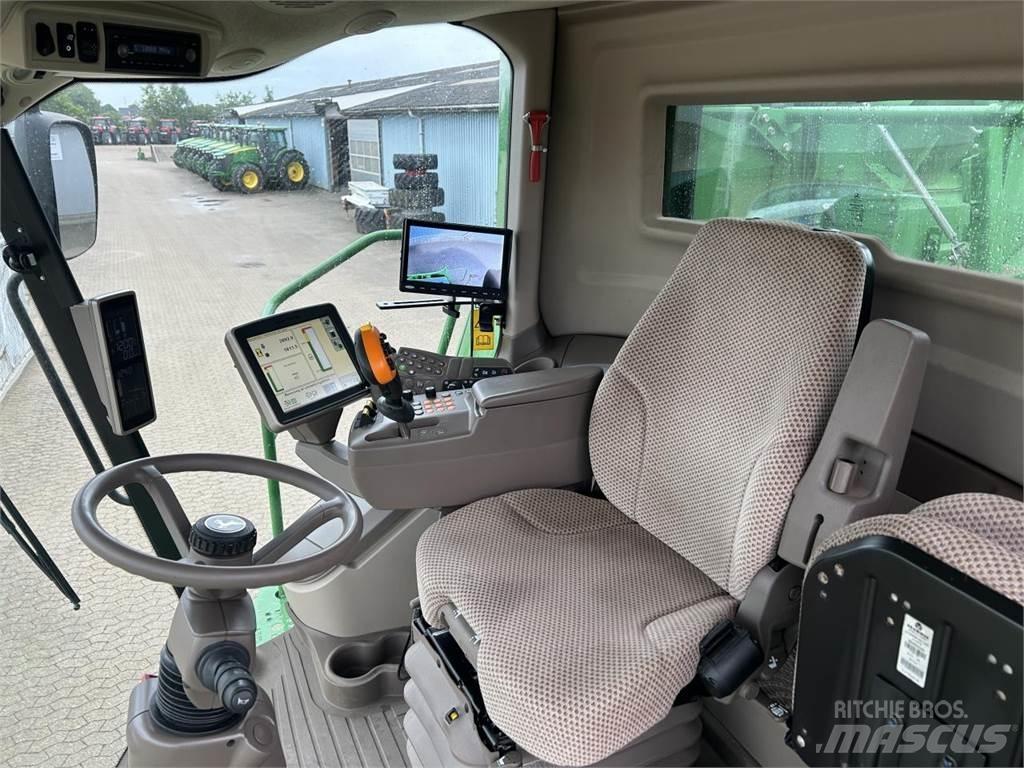 John Deere S690 Combine harvesters