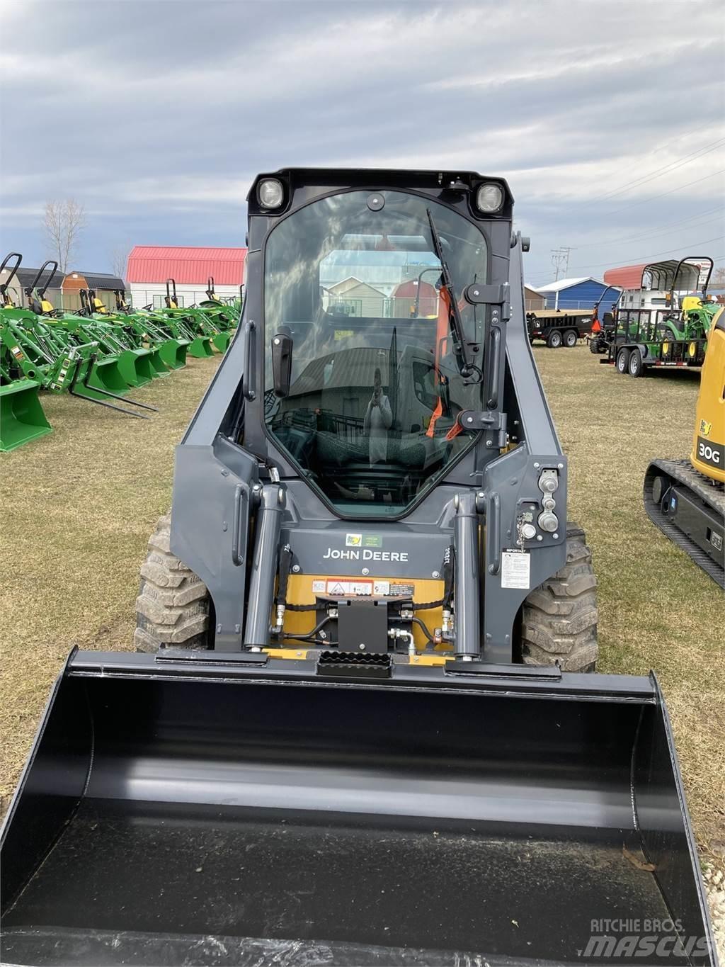 John Deere 318G Skid steer loaders
