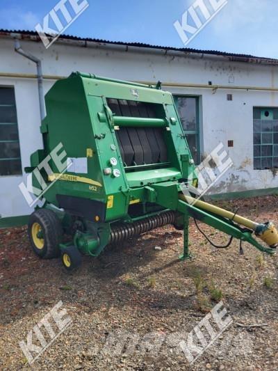 John Deere 852 Round balers