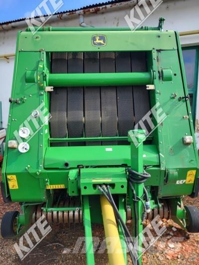 John Deere 852 Round balers