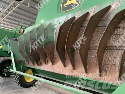 John Deere W650 Combine harvesters