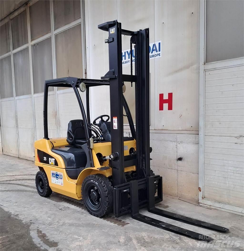 CAT DP25N Diesel trucks