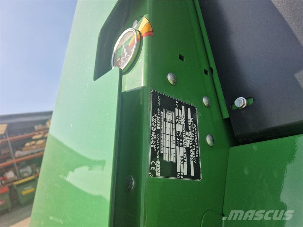 John Deere V451M Round balers