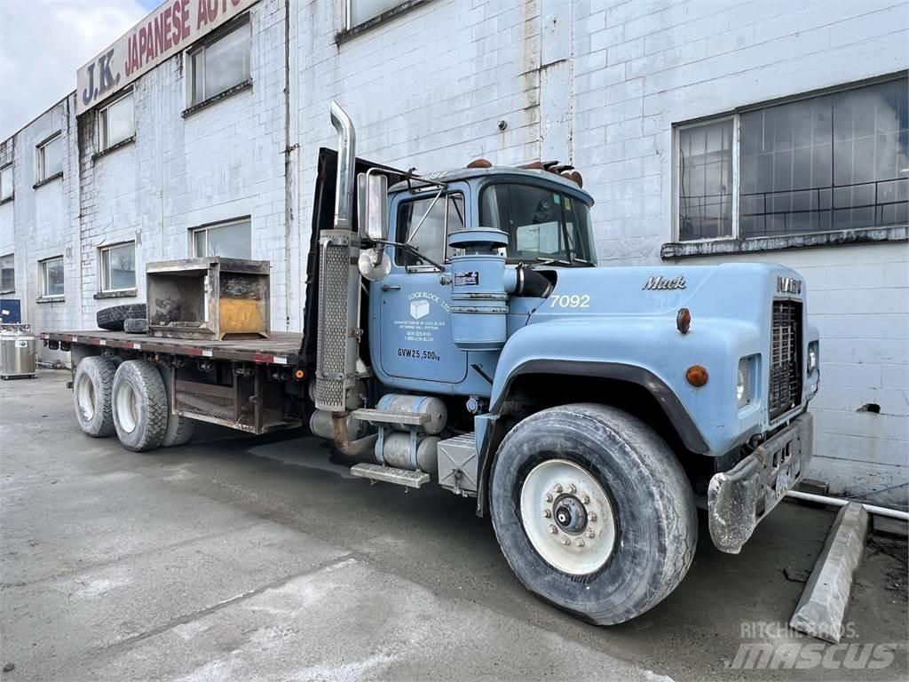 Mack RD690S Utility machines