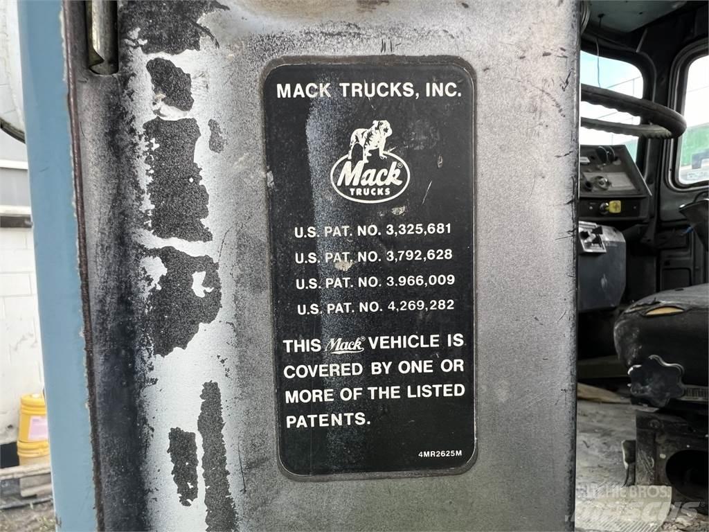 Mack RD690S Utility machines