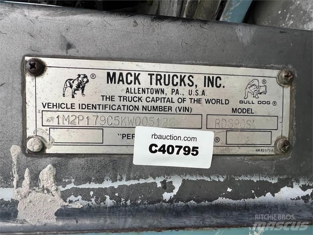 Mack RD690S Utility machines