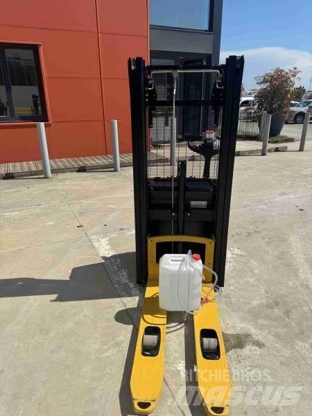 Yale MS10 Pedestrian stacker