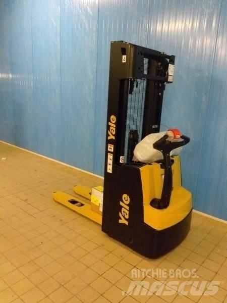 Yale MS12 Pedestrian stacker