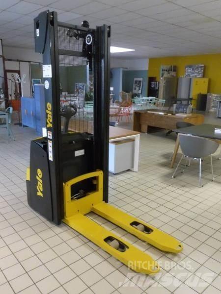 Yale MS12 Pedestrian stacker