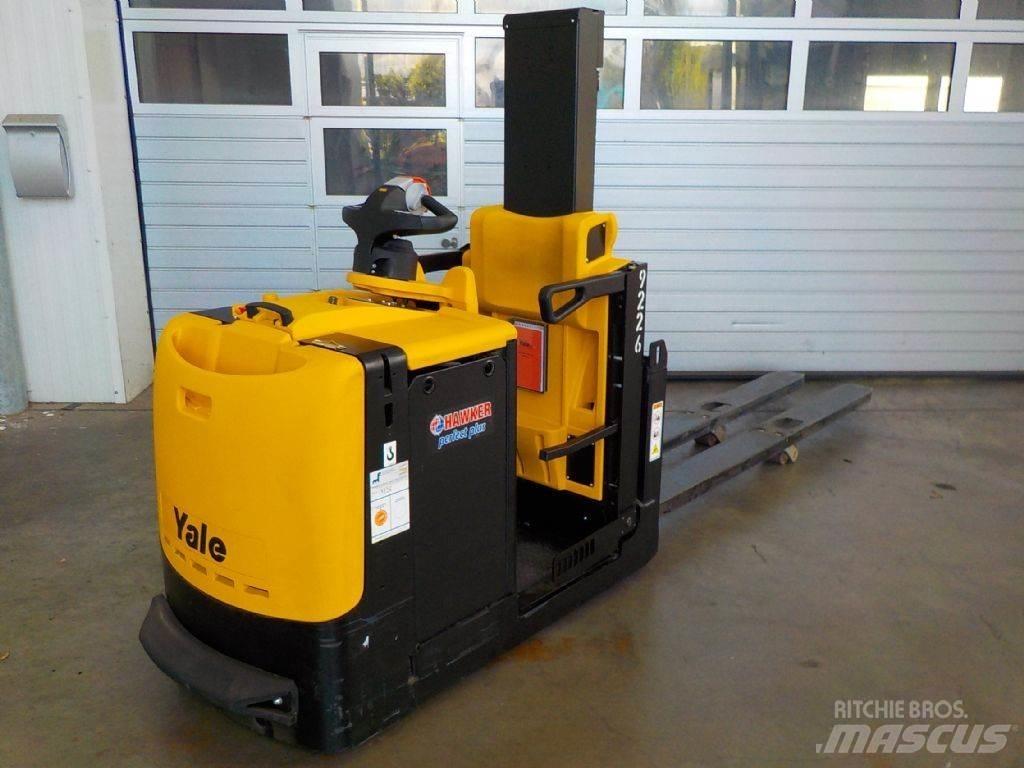 Yale MO25 Medium lift order picker