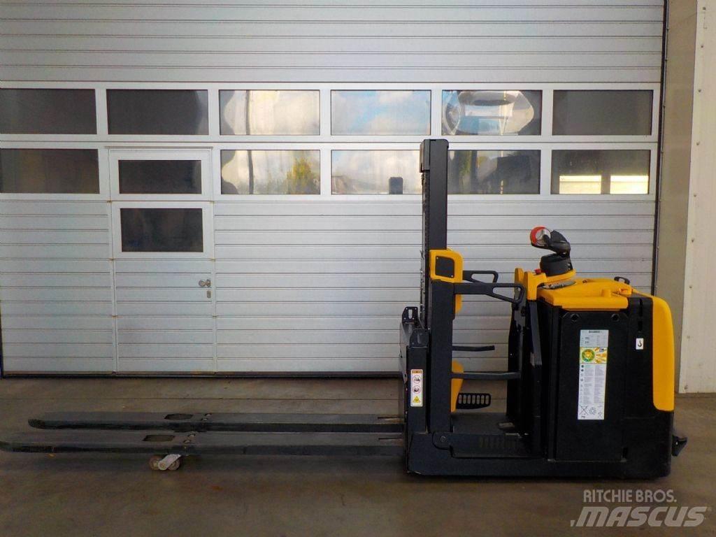 Yale MO25 Medium lift order picker