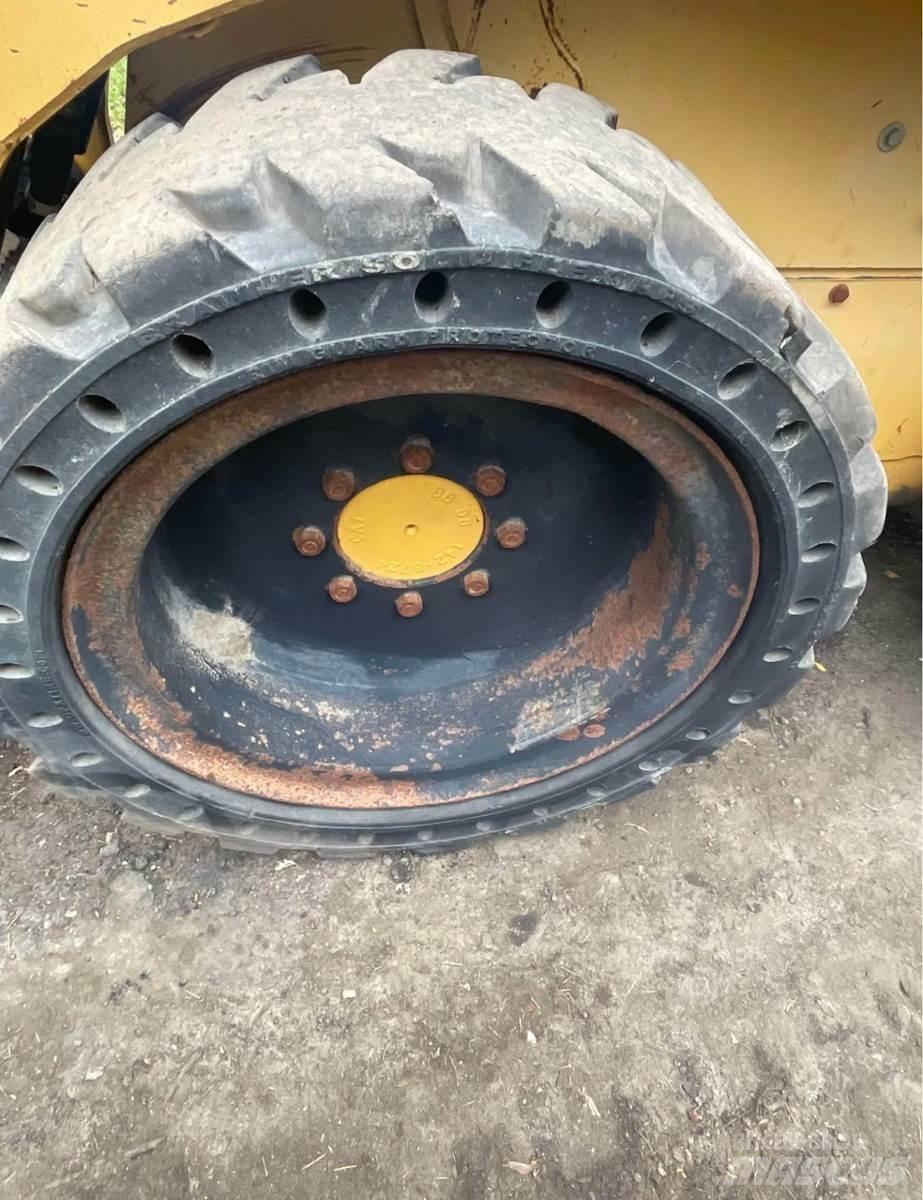 CAT 242 Skid steer loaders
