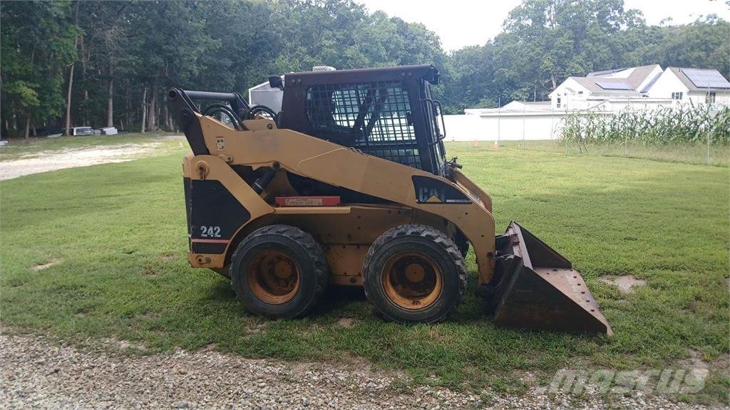 CAT 242 Skid steer loaders