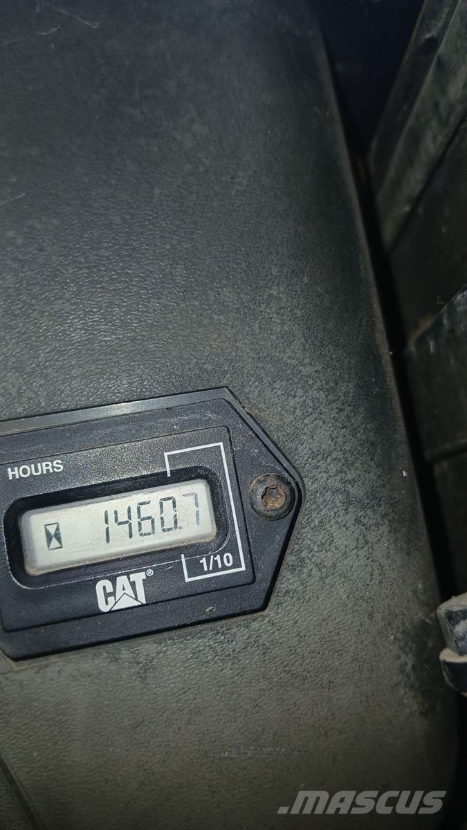 CAT 242 Skid steer loaders