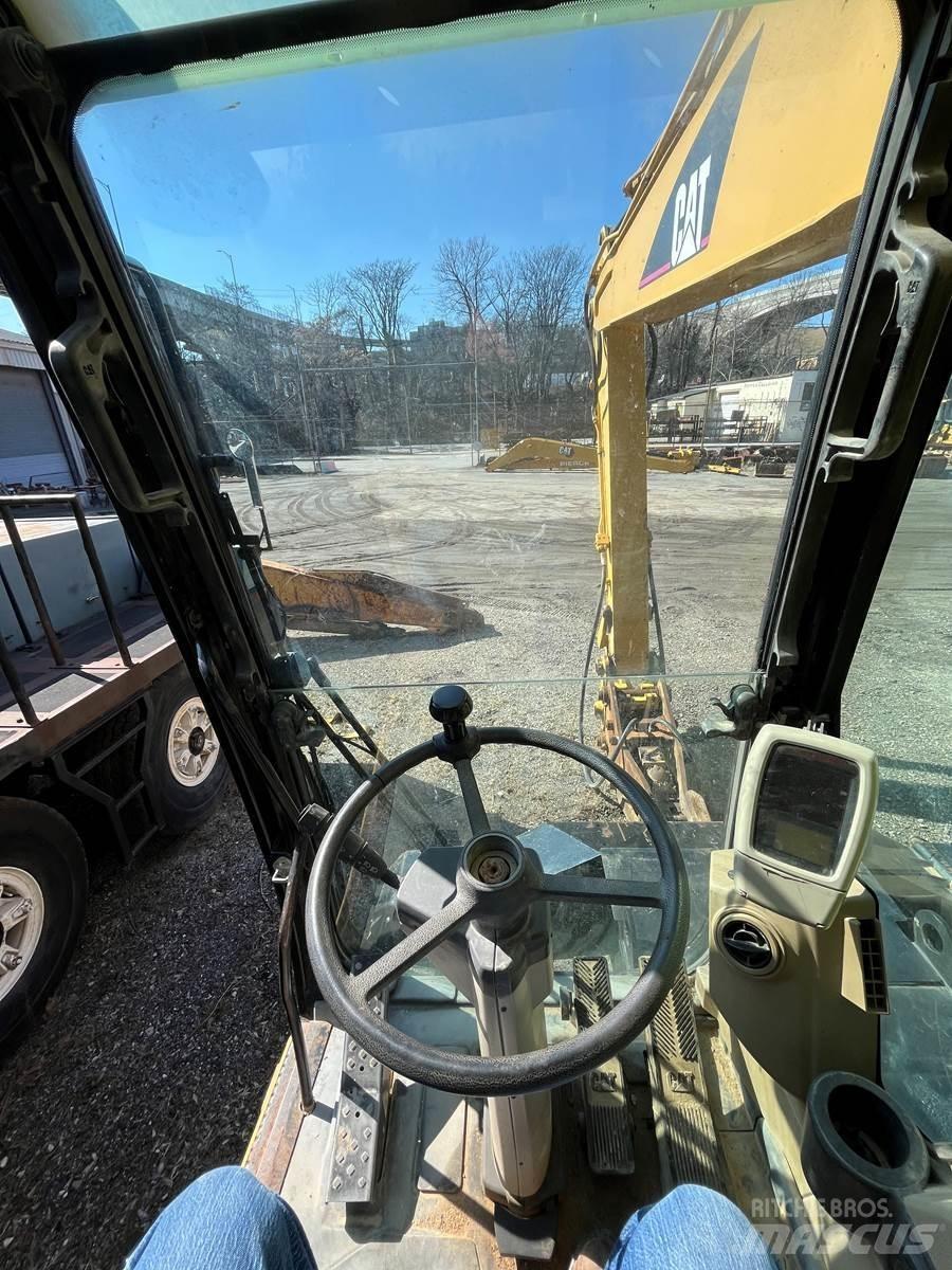 CAT M318C Wheeled excavators
