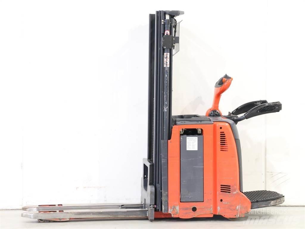 Linde D12AP/133 Pedestrian stacker