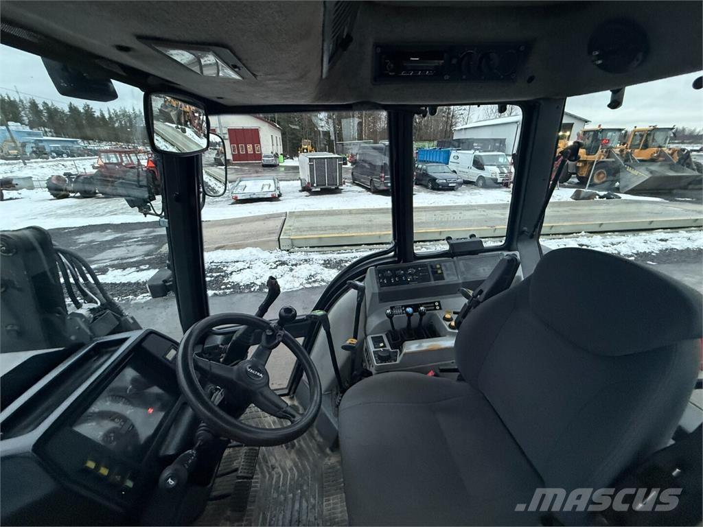 Valmet 8100 Turbo Tractors