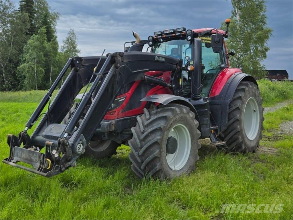 Valtra T144 Versu Tractors