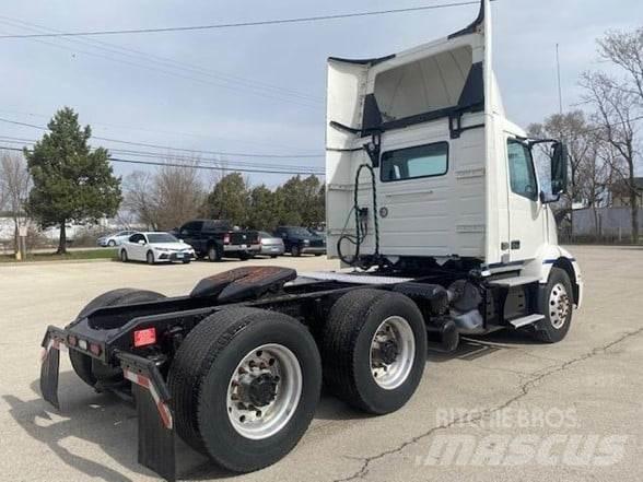 Volvo VNL64T300 Tractor Units