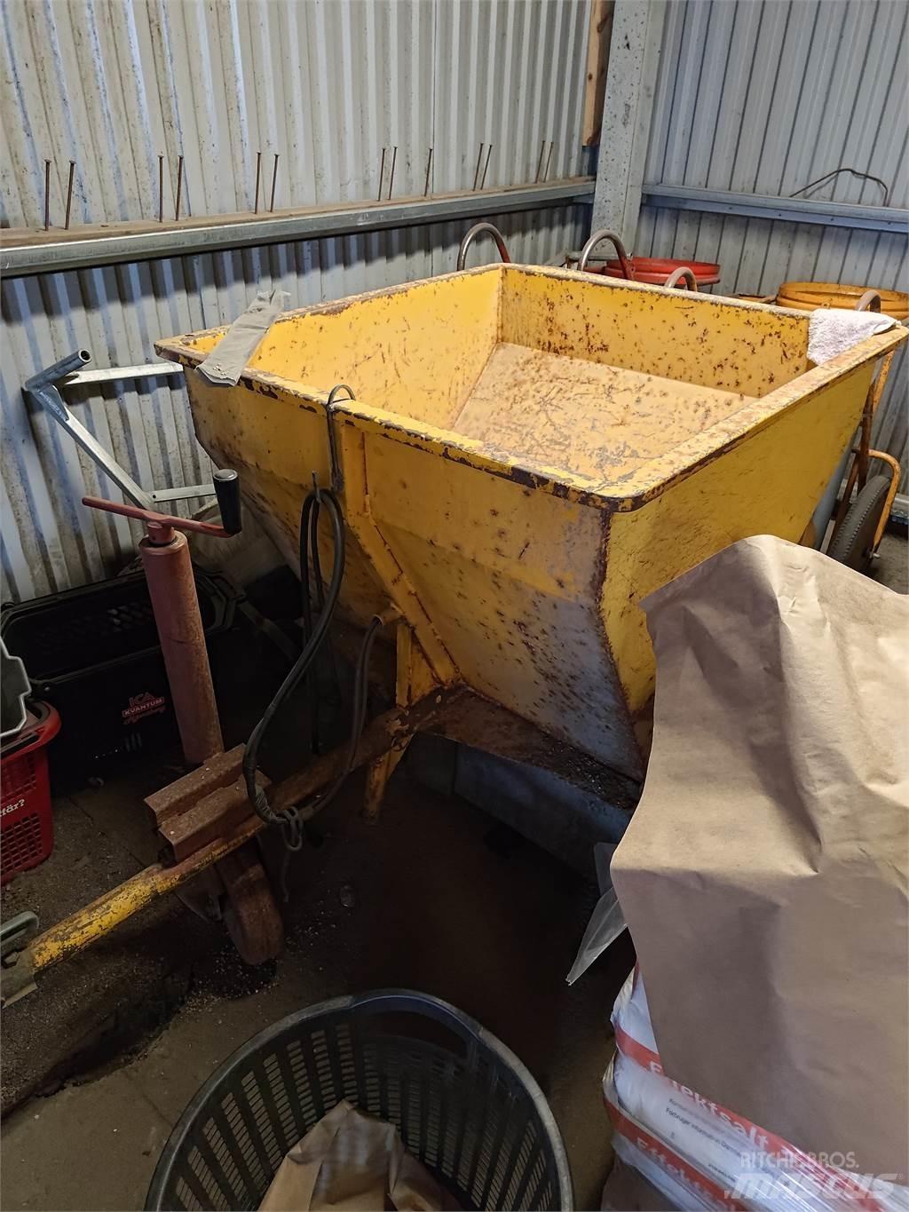  SANDSPRIDARE BOGSERAD Sand and salt spreaders