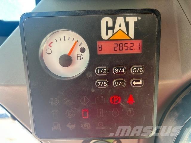CAT 236D Tyres, wheels and rims