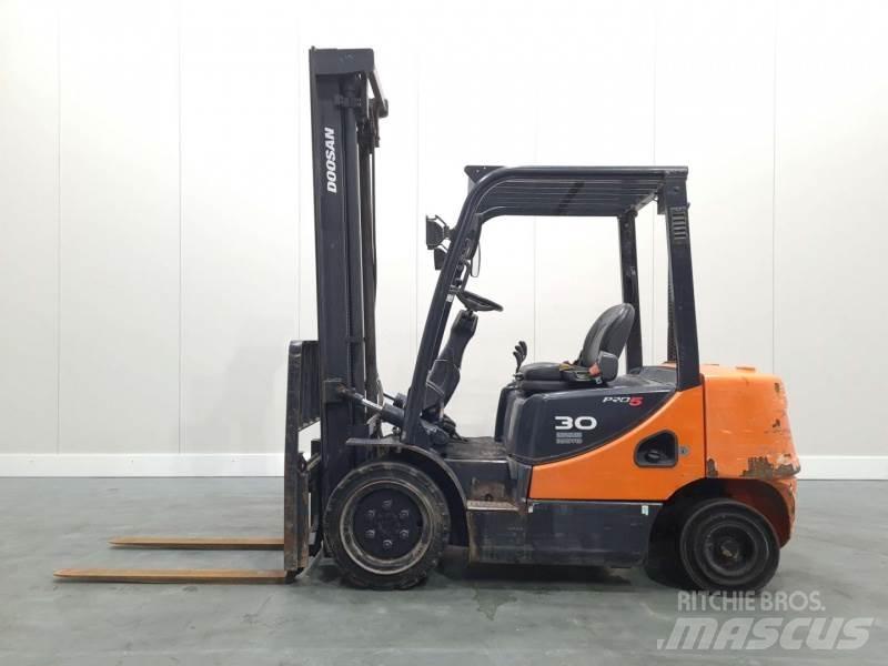 Doosan D30S-5 Diesel trucks