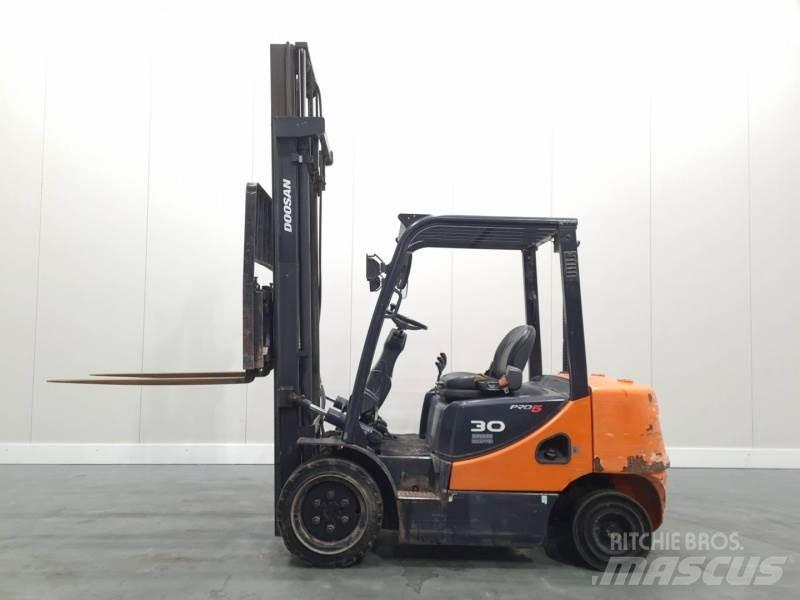 Doosan D30S-5 Diesel trucks