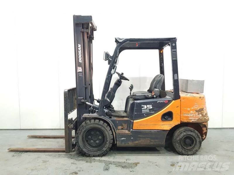 Doosan D35C-5 Diesel trucks