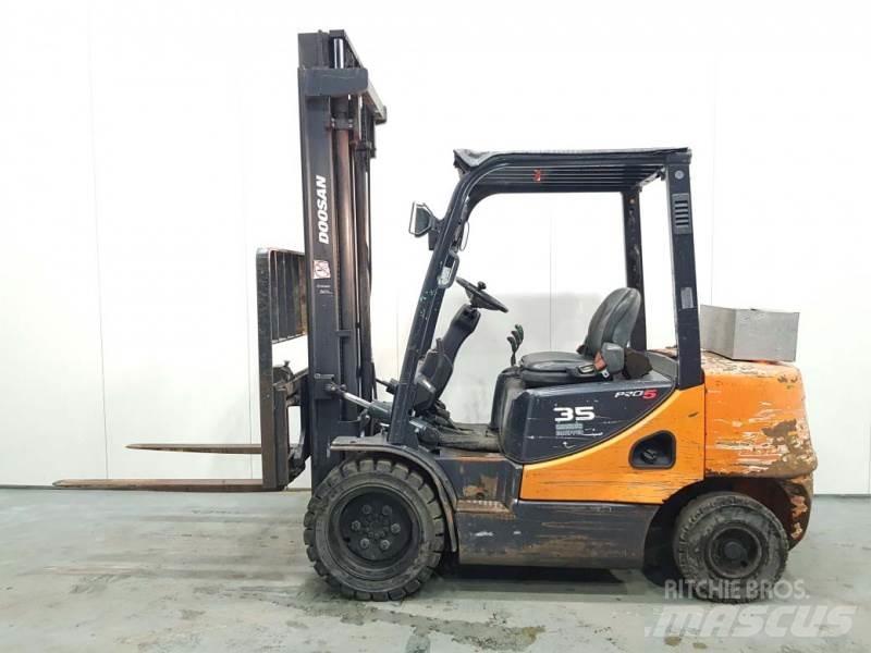 Doosan D35C-5 Diesel trucks
