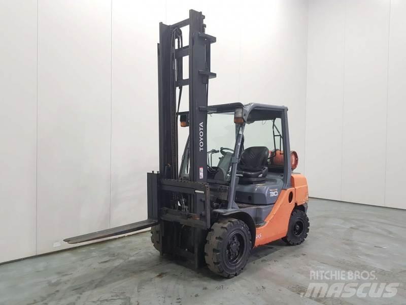 Toyota 8FGF30 LPG trucks