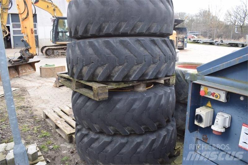JCB 4 CX Tyres, wheels and rims