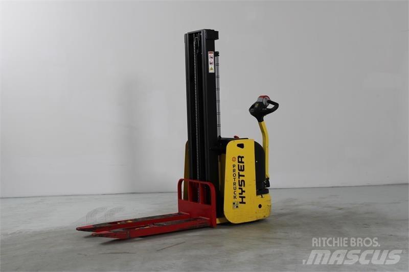 Hyster S1.0E Self propelled stackers