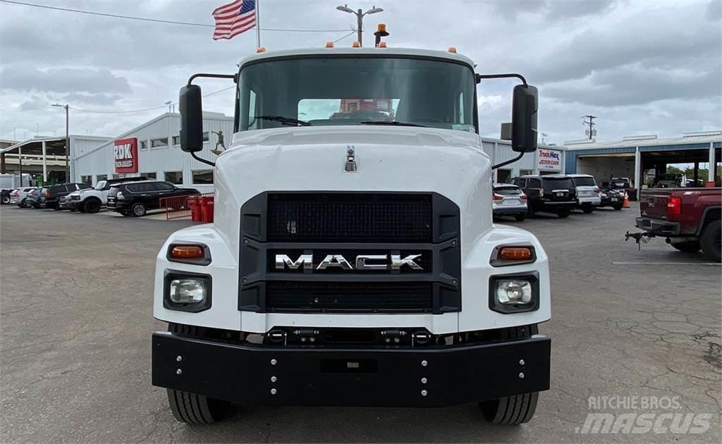 Mack MD6 Grapples
