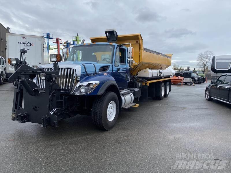 International 7400 Snow blades and plows