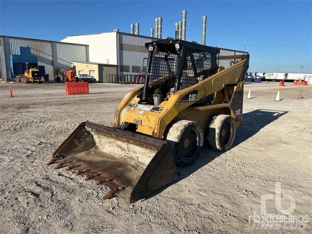 CAT 252 Skid steer loaders