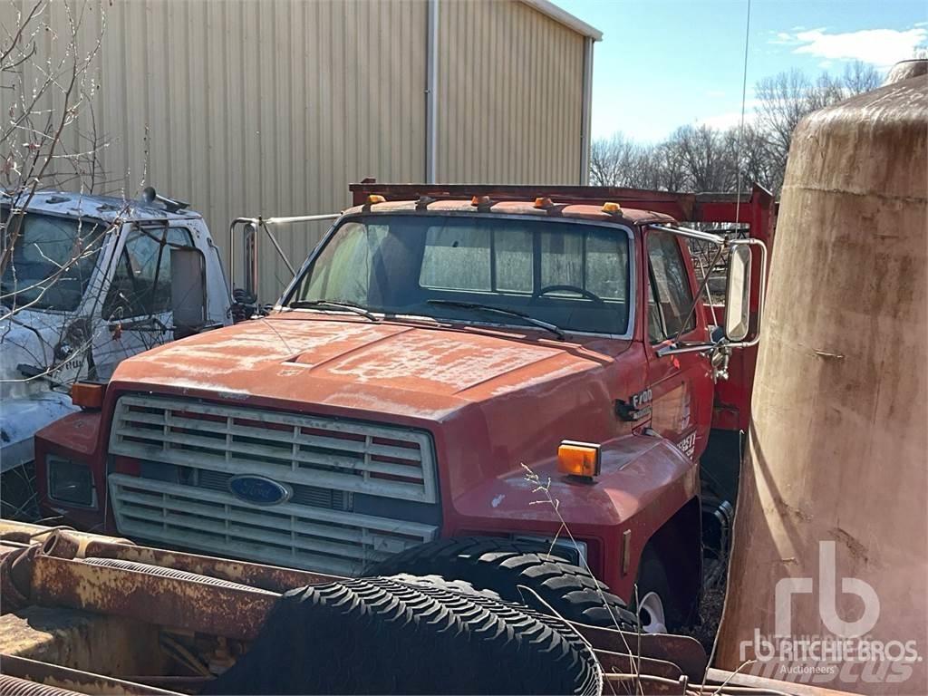 Ford F-700 Flatbed / Dropside trucks