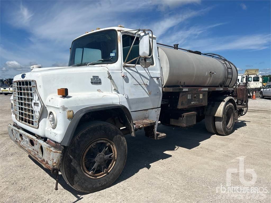 Ford LN8000 Bitumen sprayers