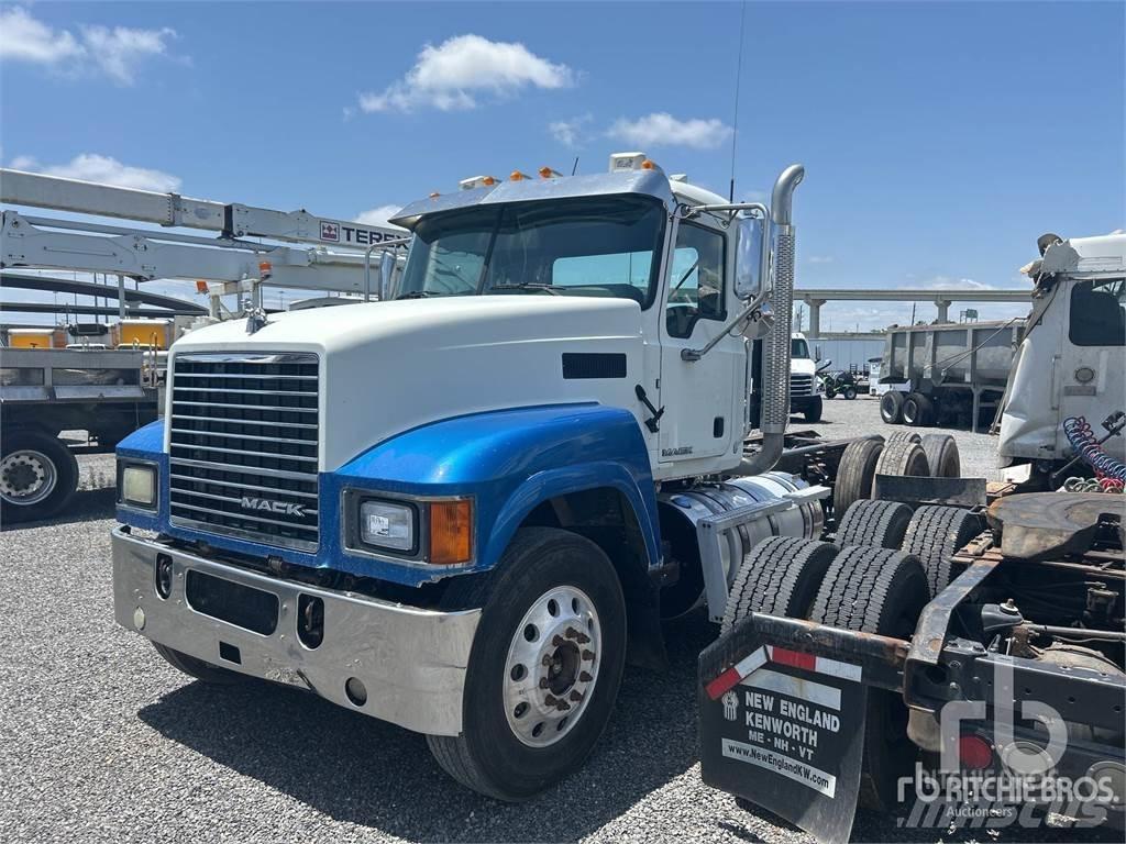 Mack CHU613 Chassis Cab trucks