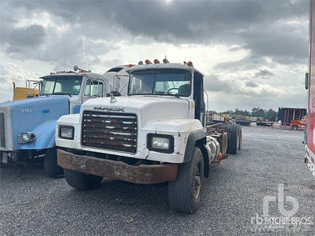 Mack RD688S Chassis Cab trucks