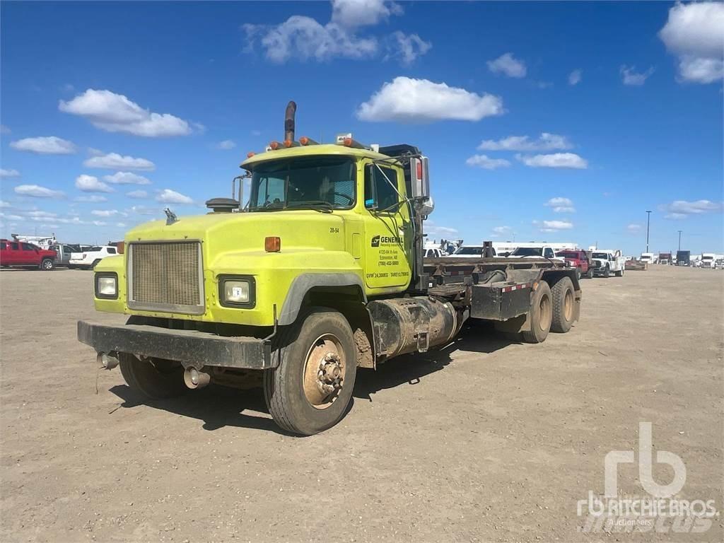 Mack RD688ST Cable lift demountable trucks