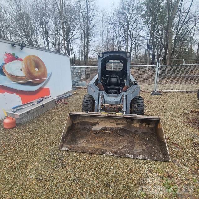 John Deere 320D Skid steer loaders