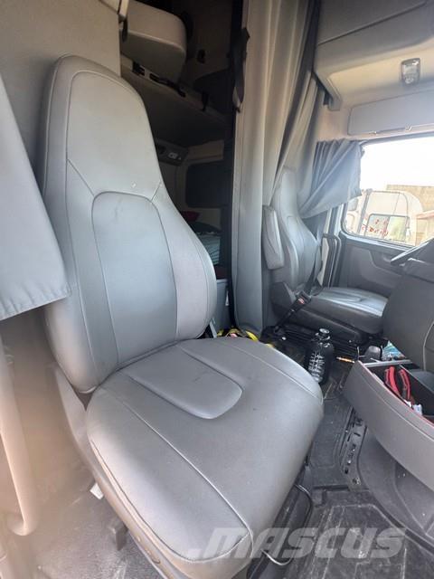 Volvo VNL64T670 Tractor Units