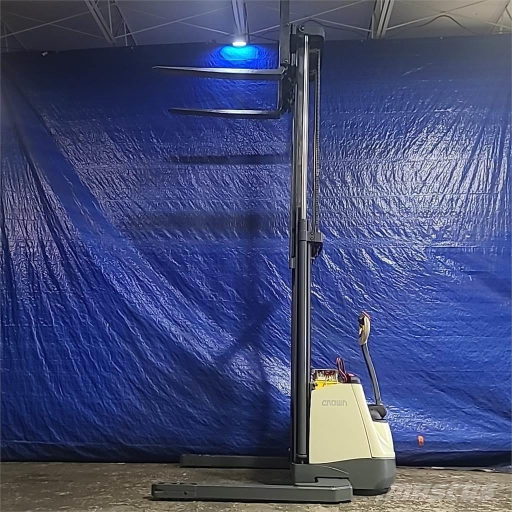Crown SX3000-40 Self propelled stackers