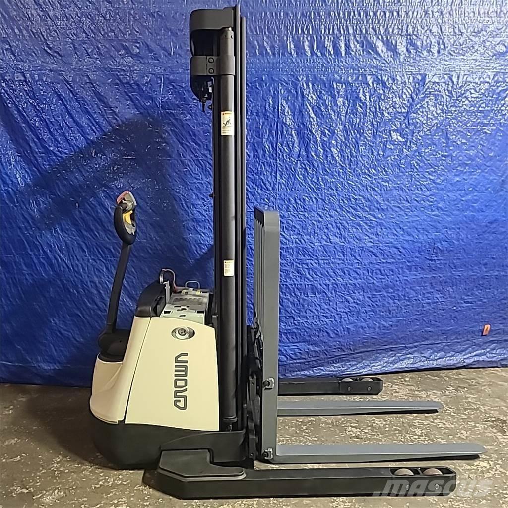 Crown SX3000-40 Self propelled stackers