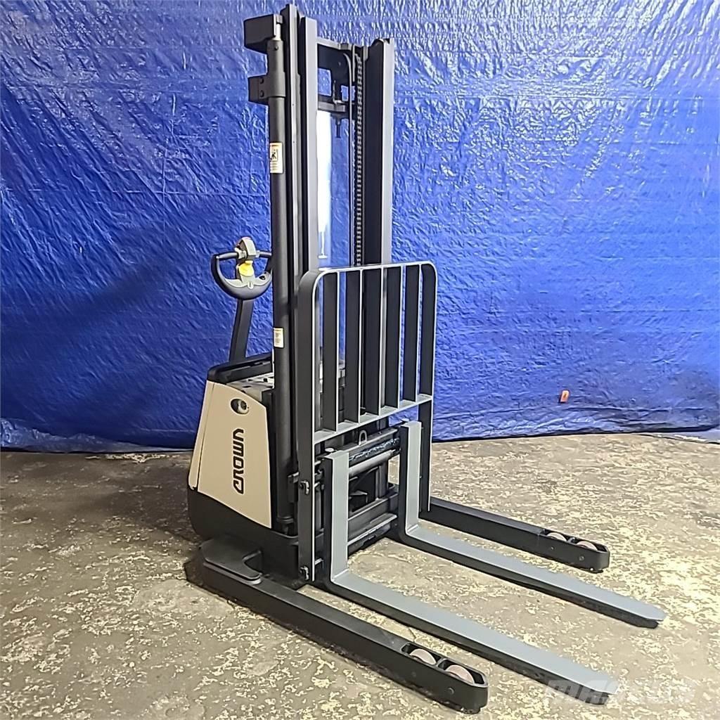 Crown SX3000-40 Self propelled stackers
