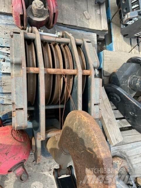 Johnson  Other lifting machines